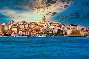 Galata-Turm in der türkischen Stadt Istanbul. Blick auf die türkische Stadt Istanbul mit Bosporus, Möwen und Booten bei hellem Himmel und Sonnenuntergang oder Nacht. © Hakan Tanak