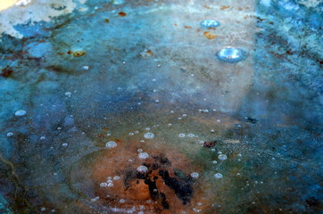 Fototapeta na wymiar Gefrorene Wasseroberfläche auf Metalluntergrund