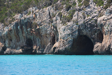 La costa del Golfo di Orosei vicino alla bellissima Cala Luna, la prima delle bellissime spiagge raggiungibili in barca da Cala Gonone, in Sardegna.