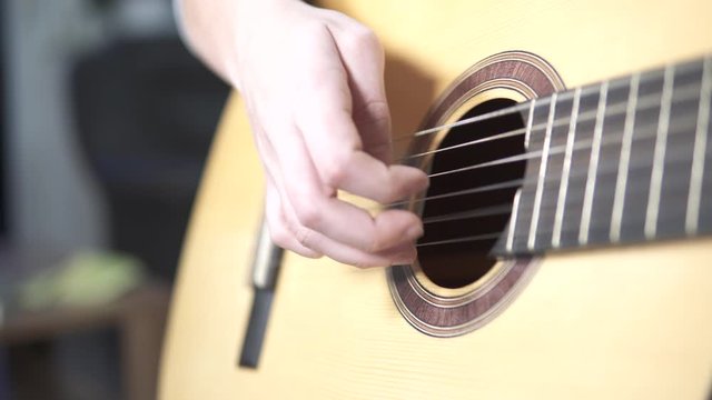 M&auml;dchen spielt Gitarre 