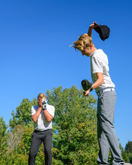 Junger Golfer ärgert sich nach einem mißlungenen Abschlag