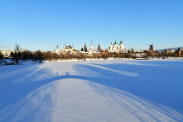 Fototapeta premium winter frosty morning with a view of the lake and the ancient fortress