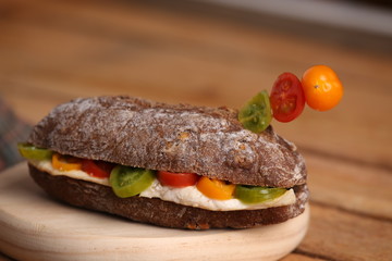 chicken breast sandwich with tomato on walnut bread