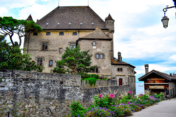 Fototapeta na wymiar YVOIRE, FRANCE Vue sur le château d'Yvoire dans le village médiéval d'Yvoire sur les rives du lac Léman en Haute-Savoie, France.