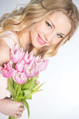 Obraz na płótnie Canvas Luxurious blonde with a bouquet of tulips