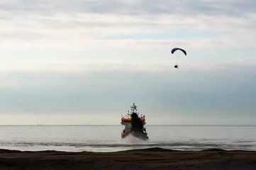 Fotobehang parasailing in the sea © Nora