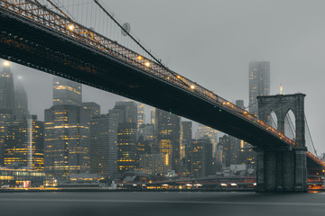 Puente Brooklyn de noche con luces amarillas y efecto seda