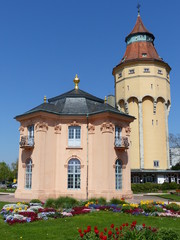 Fototapeta na wymiar Pagodenburg mit Wasserturm im Hintergrund / Hochformat in Rastatt
