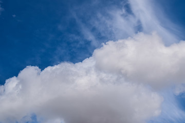 	 Céu azul com nuvem cumulus