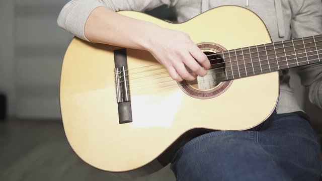 M&auml;dchen spielt Gitarre 