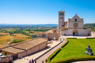 La Basilica di San Francesco ad Assisi, Umbria, Italia, in una soleggiata giornata estiva