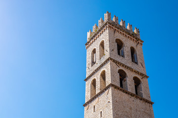 Fototapeta na wymiar La Torre del Popolo in Piazza del Comune ad Assisi, Umbria, Italia