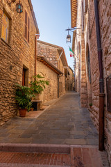 Strade di Assisi, Perugia, Italia, in una soleggiata giornata estiva