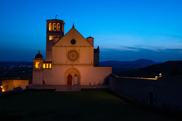 Fototapeta na wymiar La Basilica di San Francesco ad Assisi, Umbria, Italia, al tramonto