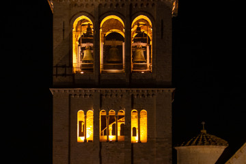 La Basilica di San Francesco ad Assisi, Umbria, Italia, al tramonto - obrazy, fototapety, plakaty