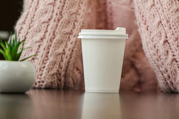 Obraz na płótnie Canvas hands holding a cup of coffee