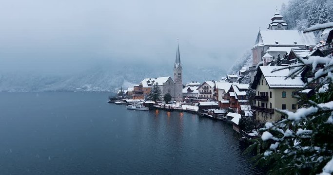 Blick auf das kleine Dorf Hallstatt in the Alpen &Ouml;sterreichs an einem Wintermorgen mit Schnee und tiefh&auml;ngenden Wolken
