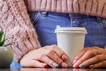 Fototapeta na wymiar hands holding a cup of coffee