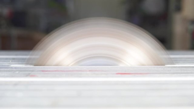 S&auml;geblatt dreht sich