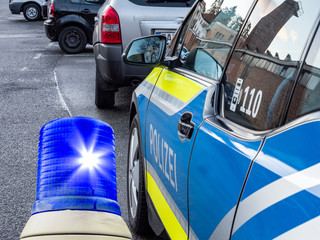 Deutsches Polizeiauto mit Blaulicht