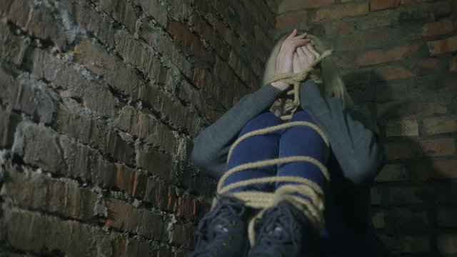 The offender puts a gun to his head, tied in the basement to a young blond woman. She is excited in a panic.