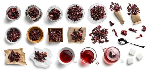 Fototapete Teesortiment Hibiskus-Tee und Zubehör Draufsicht auf weißem Hintergrund