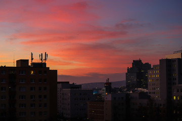 Atardecer entre los altos edificios de bratislava 