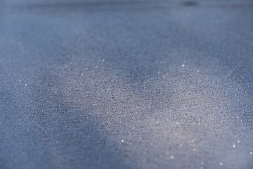 Metall mit Eiskristallen bedeckt