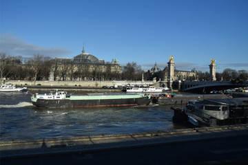 Fototapeta na wymiar Péniches sur la Seine à Paris, France.