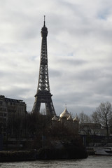 Fototapeta na wymiar La tour Eiffel et l'église orthodoxe russe depuis la Seine, Paris, France.