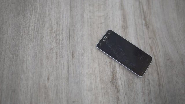 Smartphone f&auml;llt auf den Boden