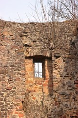 Fototapeta na wymiar Burgmauer der Burgruine Wallenstein mit Fenster