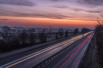 Fototapeta na wymiar Autobahn bei Mainz im Sonnenaufgang