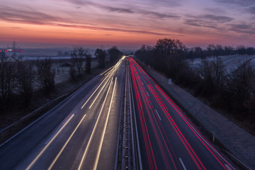 Autobahn bei Mainz im Sonnenaufgang