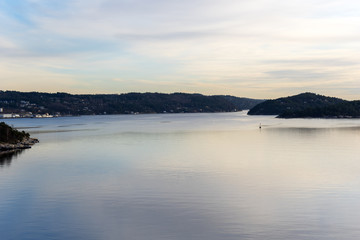 Blick auf die Flusslandschaft des Oslofjord am Nachmittag im Frühjahr