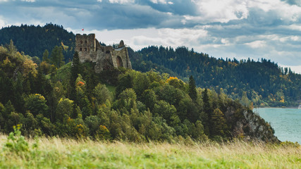 Zamek w Czorsztynie na jeziorem 