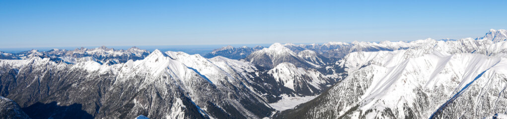 Fototapeta na wymiar Panorama im Winter von der Namloser Wetterspitze mit Tannheimer Bergen, Namloser Tal bis zur Zugspitze