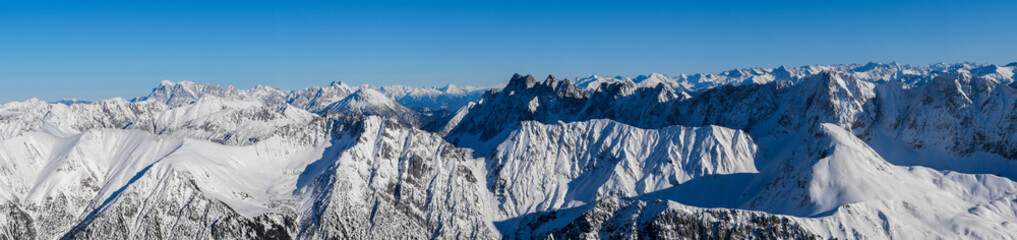 Panorama von den Lechtaler Alpen ins Wettersteingebirge im Winter bei blauem Himmel und perfekter Fernsicht