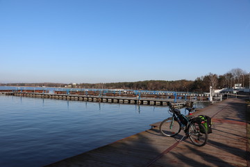 Jezioro Zegrzyńskie, trasa rowerowa, pusty port - obrazy, fototapety, plakaty