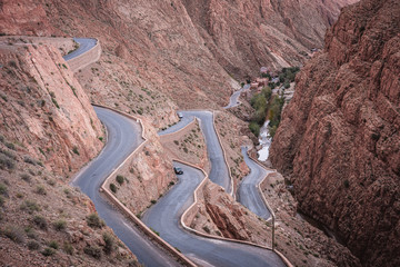  Serpentinen der R704 in der Dades Schlucht bei Timzzillite, Marokko