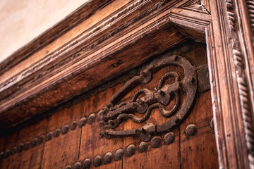 Schutz - Dekor an einer alten Holztür in Fès - Marokko