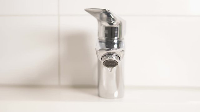Wasser tropft aus dem Wasserhahn  