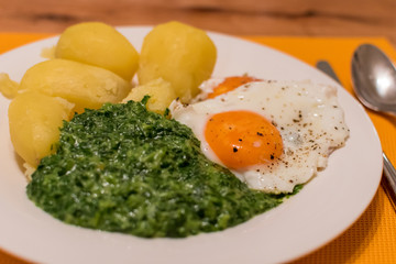 Gesundes und vegetarisches Abendessen mit Spiegelei und Spinat
