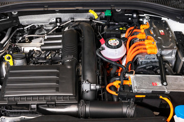 Motorraum eines Hybridautos