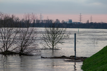 Überschwemmung und überflutete Auenlandschaft nach Hochwasser durch starke Regenfälle, Tsunami...