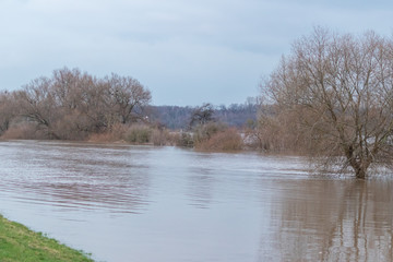 Überschwemmung und überflutete Auenlandschaft nach Hochwasser durch starke Regenfälle, Tsunami...