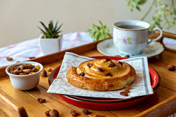 Pastry rolls with honey and dry grapes