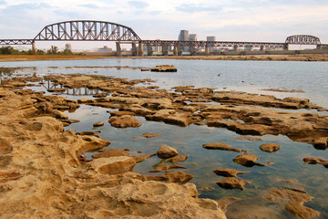 The river bed in the Falls of the Ohio State Park contain fossils from the Devonian period © kirkikis