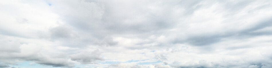 背景素材用の流れる雲のパノラマ風景