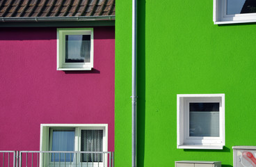 Violettes und grünes Haus